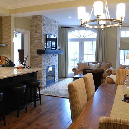 124 On Queen Hotel & Spa Niagara-on-the-Lake ภายนอก รูปภาพ A modern open-plan kitchen and dining room