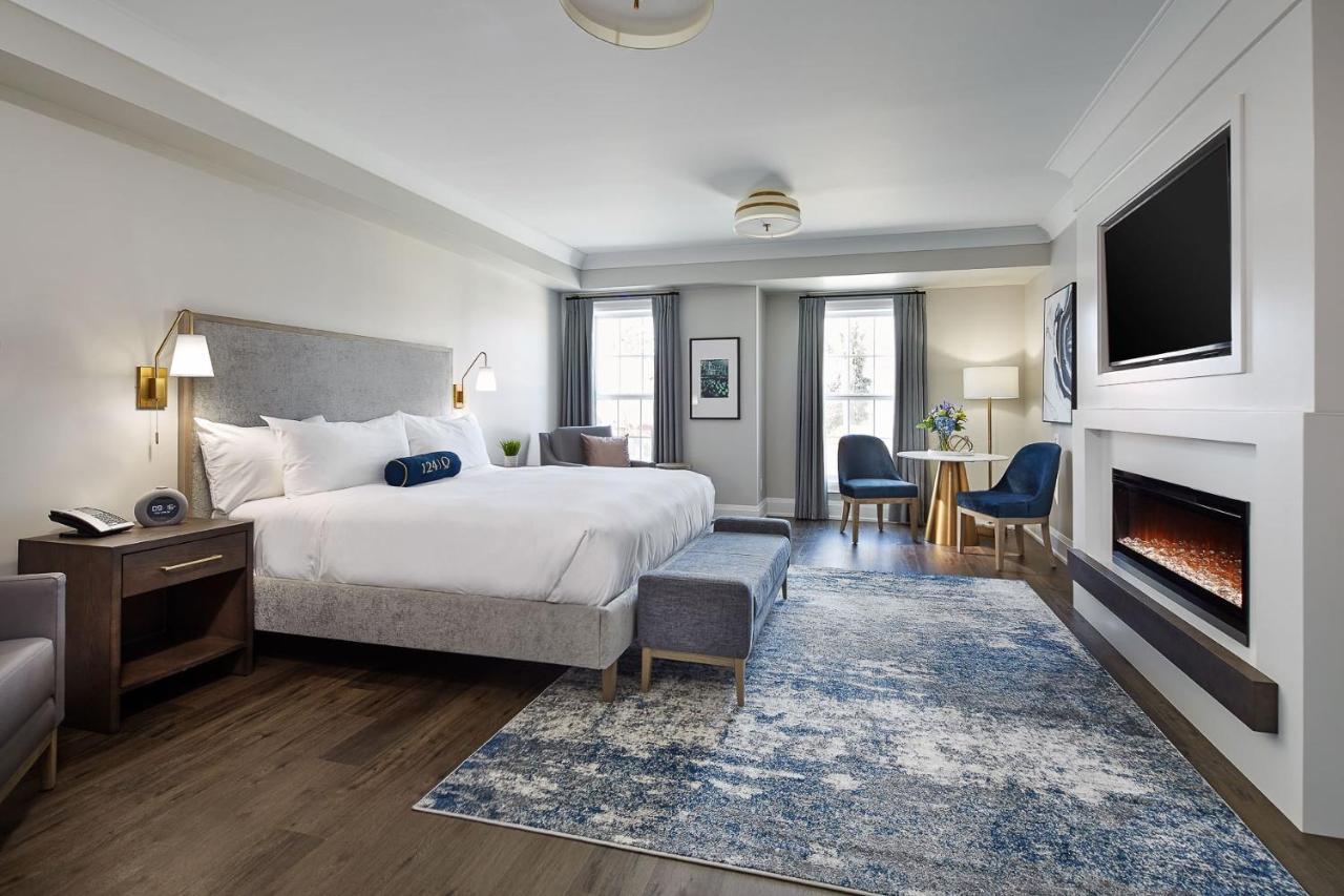 124 On Queen Hotel & Spa Niagara-on-the-Lake ภายนอก รูปภาพ A guest room at the Hotel Commonwealth
