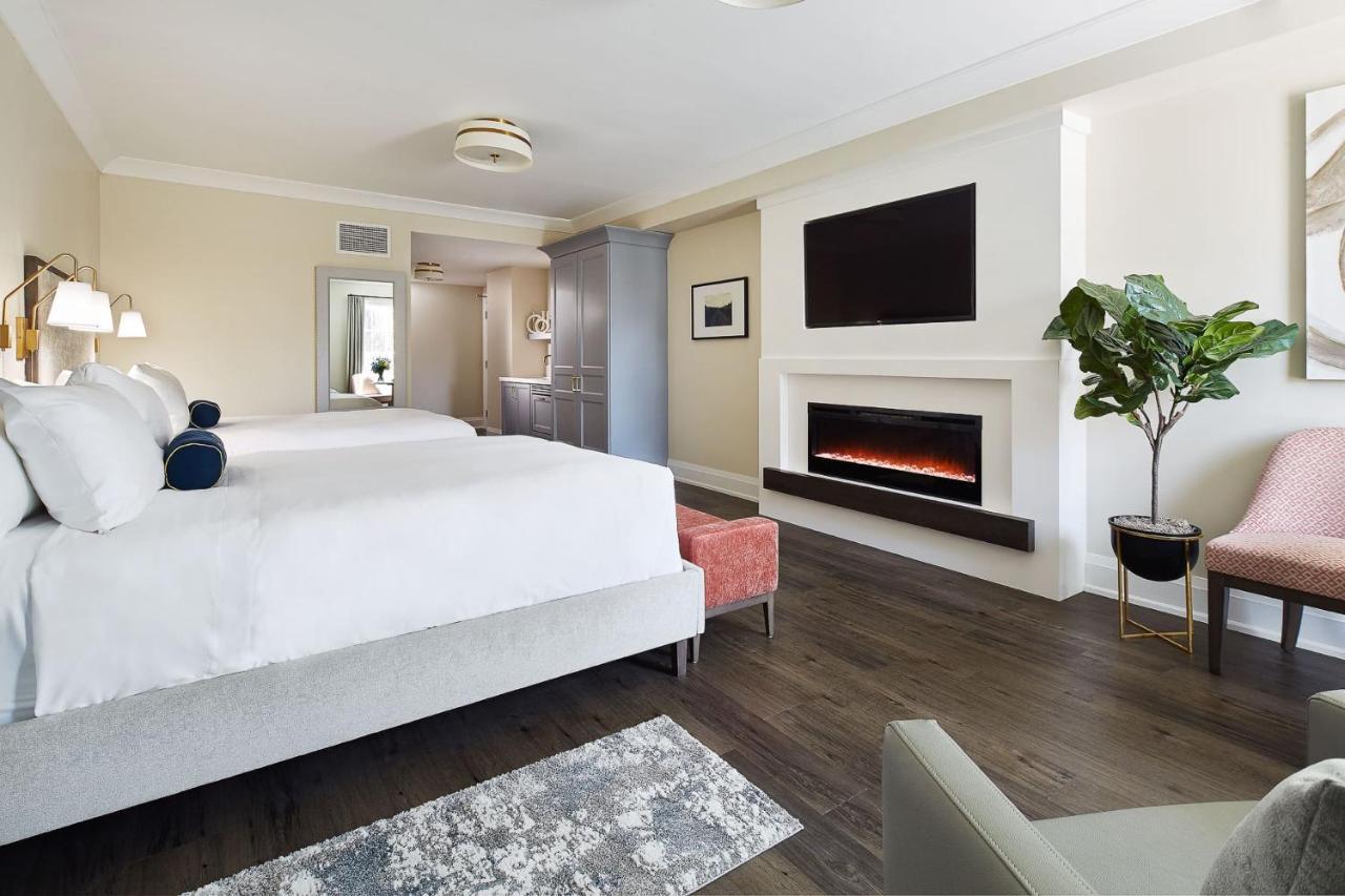 124 On Queen Hotel & Spa Niagara-on-the-Lake ภายนอก รูปภาพ A bedroom at the Beverly Hills Hotel