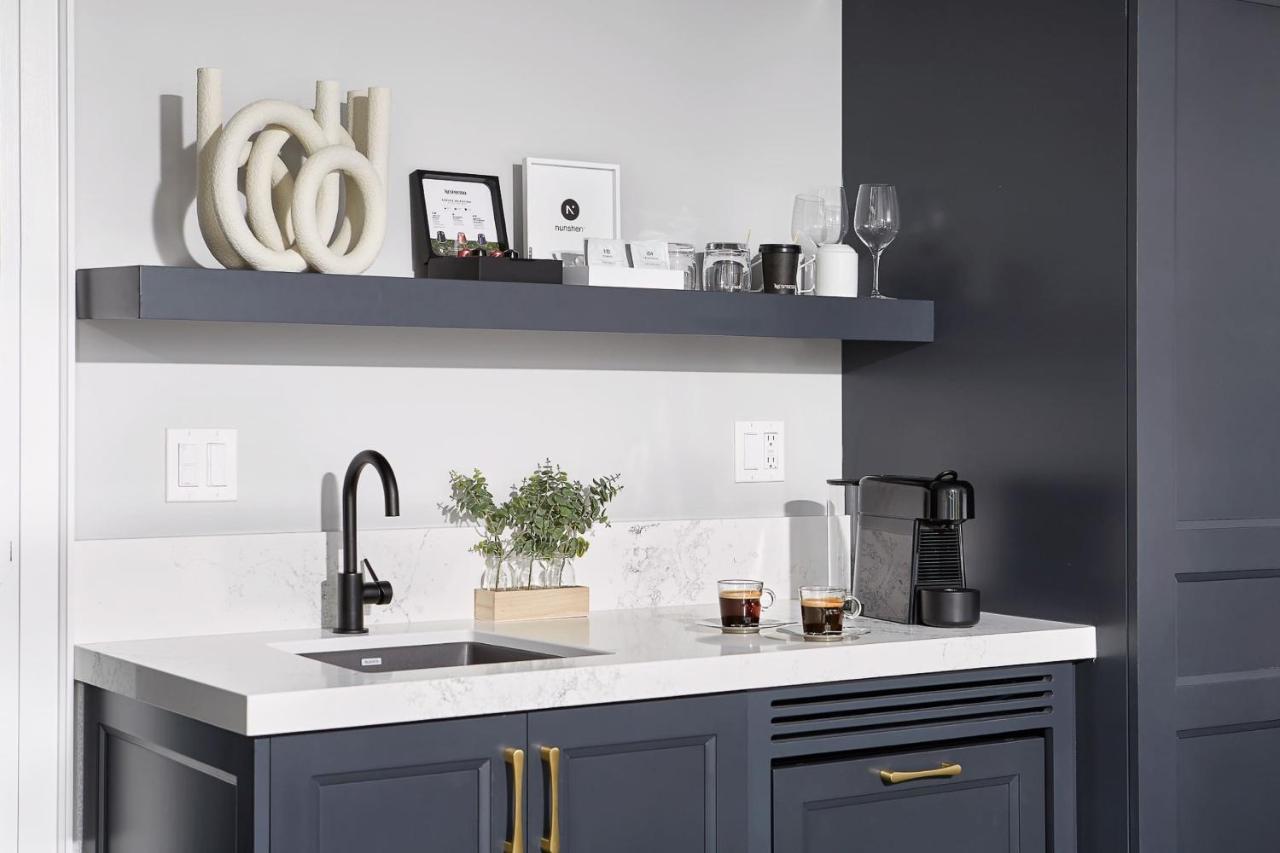 124 On Queen Hotel & Spa Niagara-on-the-Lake ภายนอก รูปภาพ A coffee station in a home