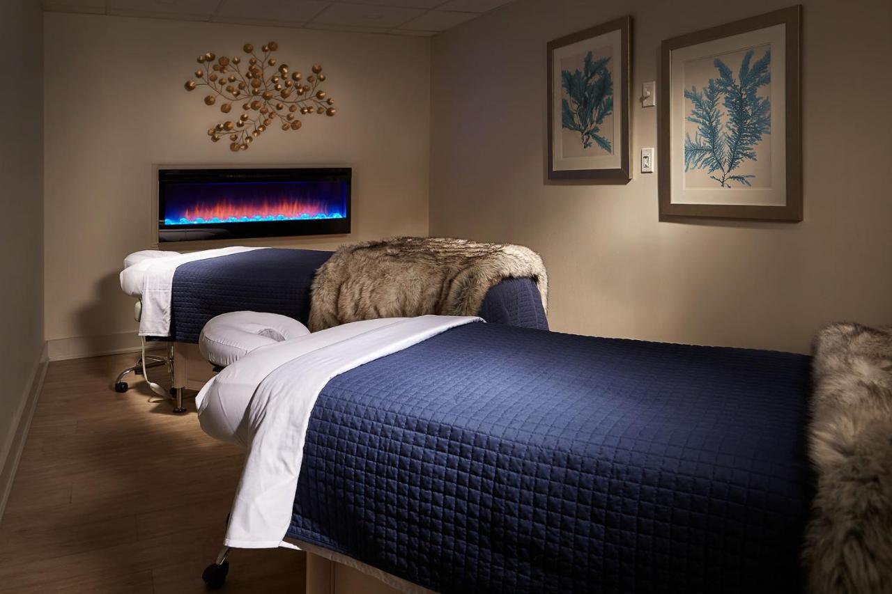 124 On Queen Hotel & Spa Niagara-on-the-Lake ภายนอก รูปภาพ A massage table