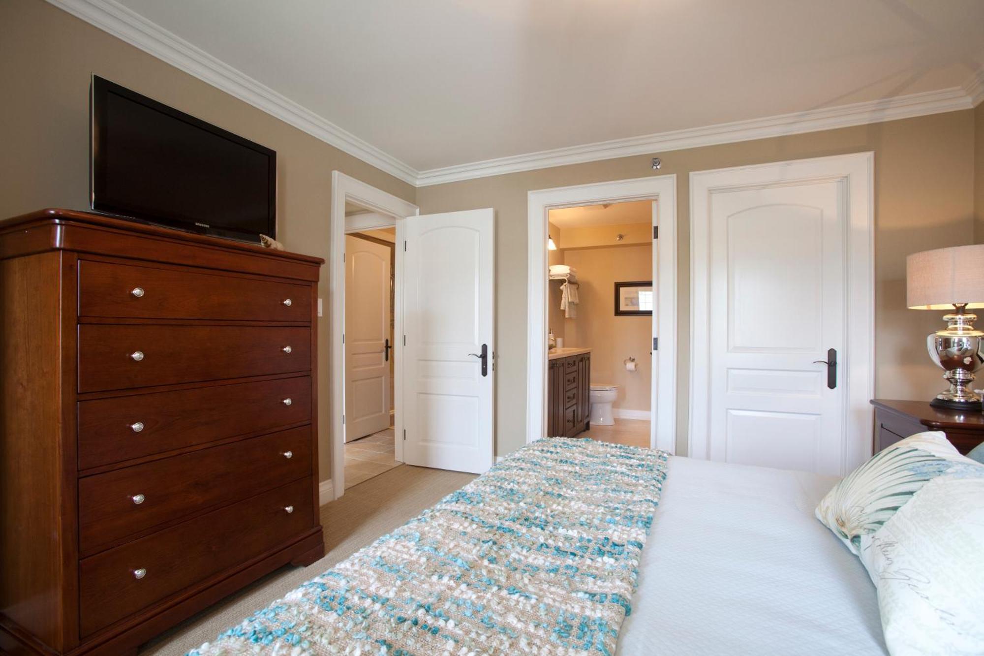 124 On Queen Hotel & Spa Niagara-on-the-Lake ภายนอก รูปภาพ A bedroom with a carpet