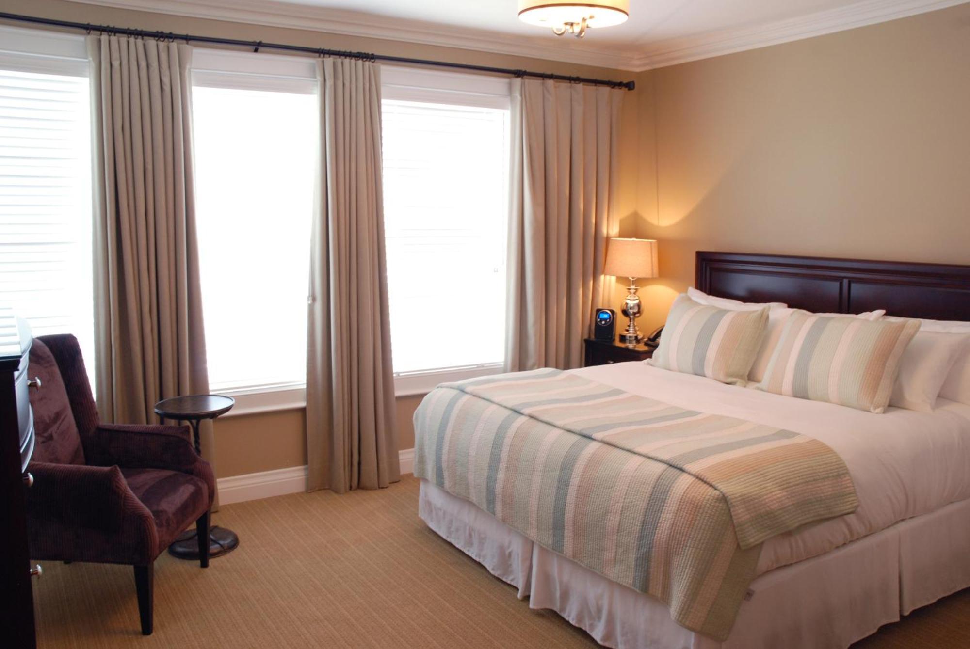 124 On Queen Hotel & Spa Niagara-on-the-Lake ภายนอก รูปภาพ A bedroom at the Inn