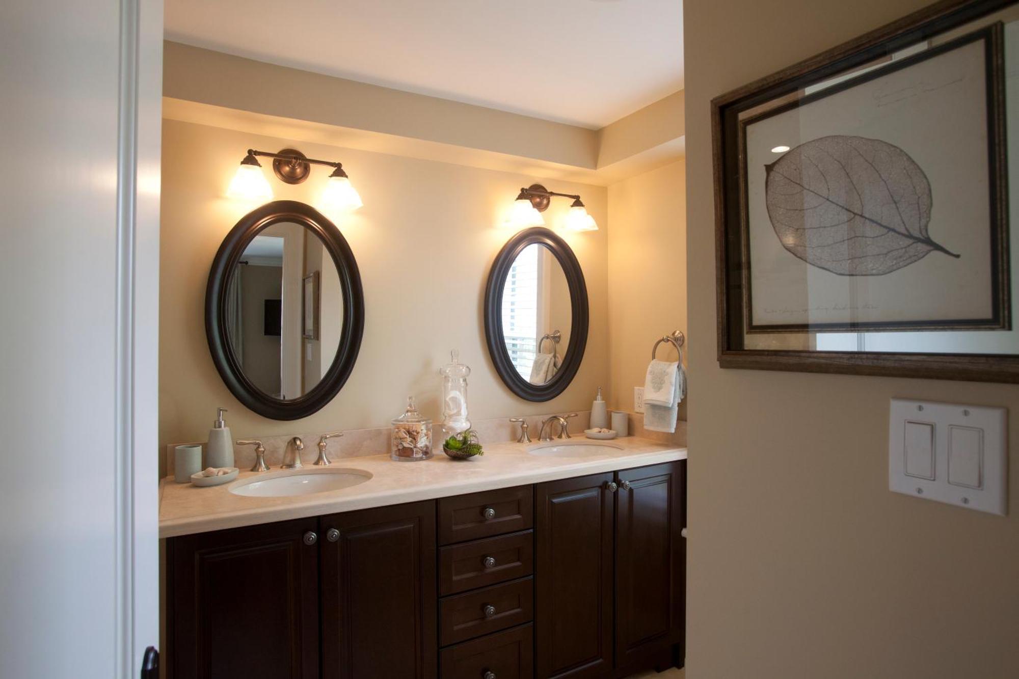 124 On Queen Hotel & Spa Niagara-on-the-Lake ภายนอก รูปภาพ A bathroom vanity