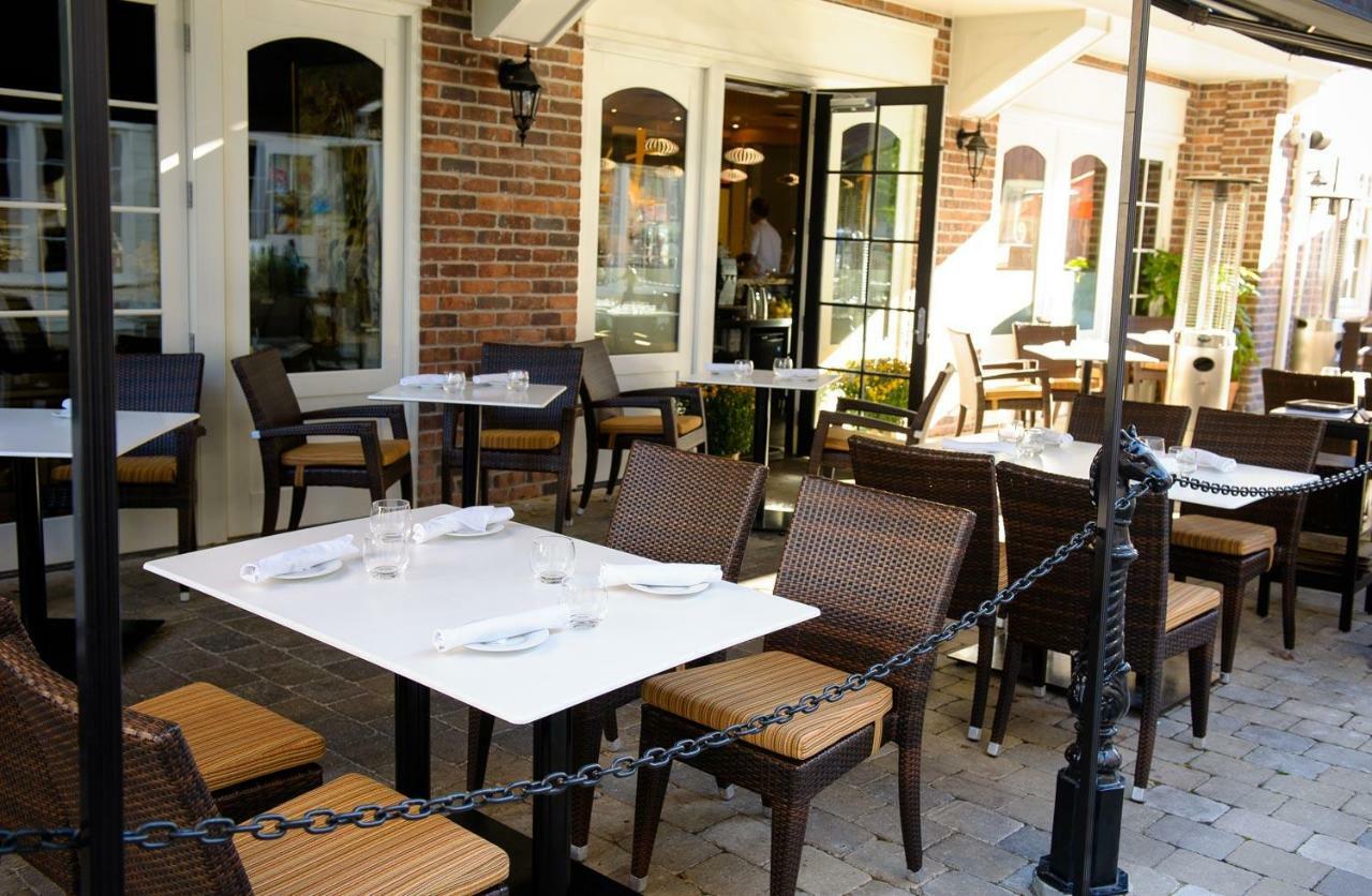 124 On Queen Hotel & Spa Niagara-on-the-Lake ภายนอก รูปภาพ The patio at the restaurant