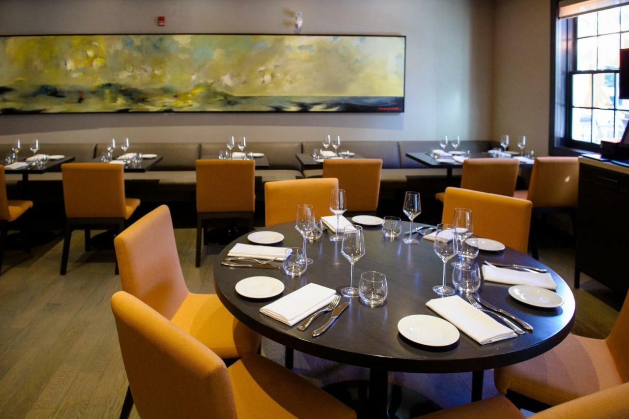 124 On Queen Hotel & Spa Niagara-on-the-Lake ภายนอก รูปภาพ Interior of the restaurant