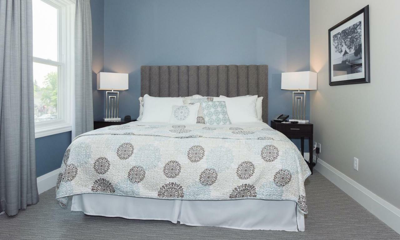 124 On Queen Hotel & Spa Niagara-on-the-Lake ภายนอก รูปภาพ A bedroom at the Inn at the Opera