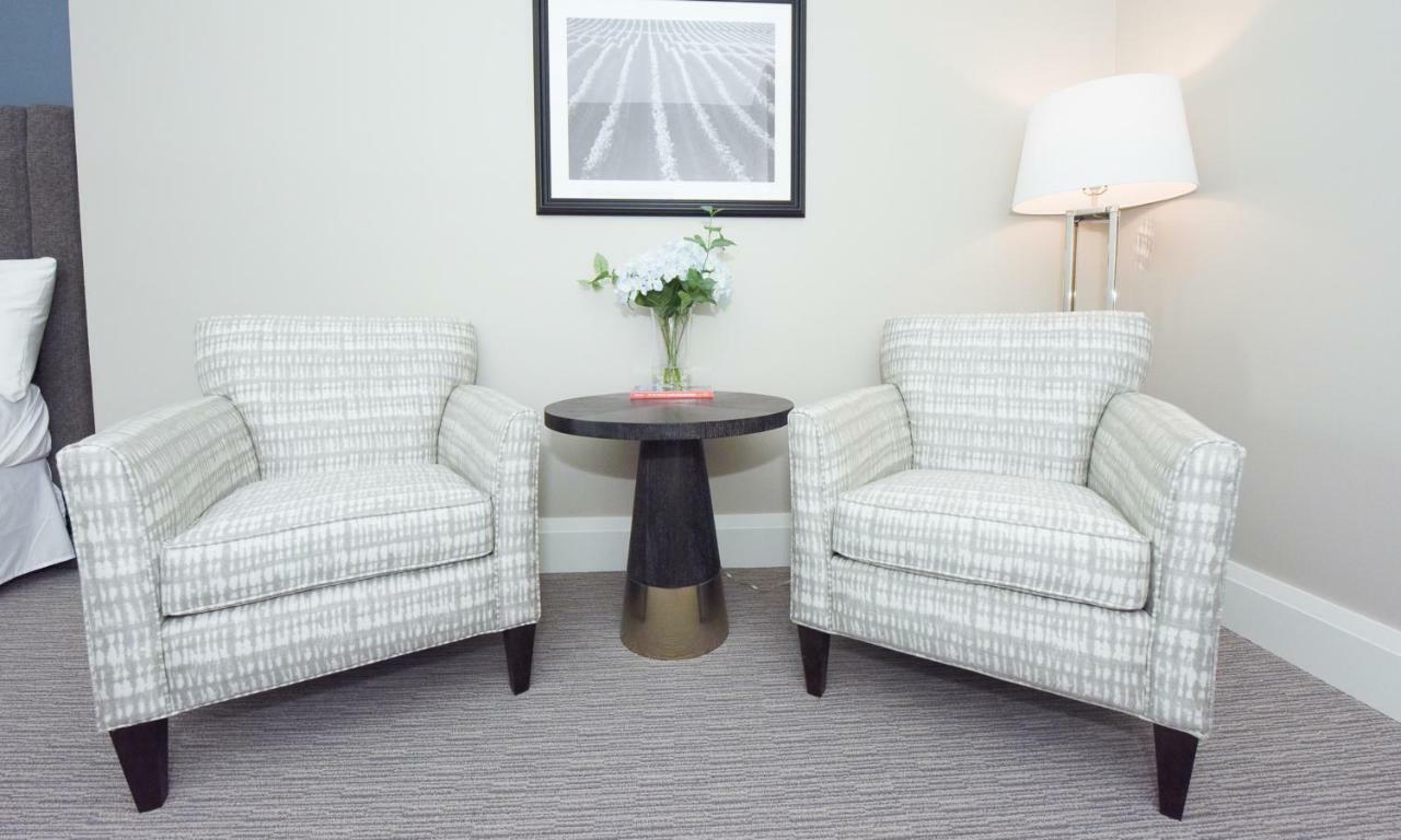 124 On Queen Hotel & Spa Niagara-on-the-Lake ภายนอก รูปภาพ A pair of club chairs