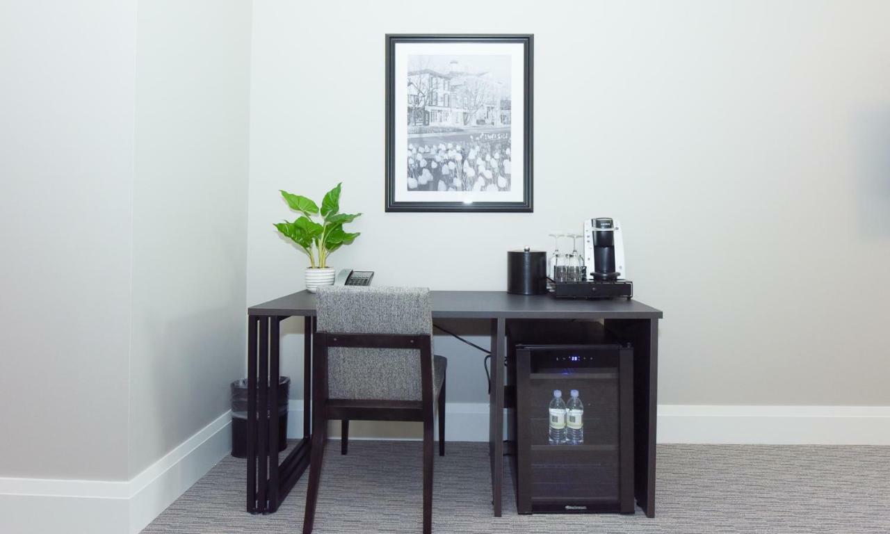 124 On Queen Hotel & Spa Niagara-on-the-Lake ภายนอก รูปภาพ A typical hotel room with a Nespresso machine