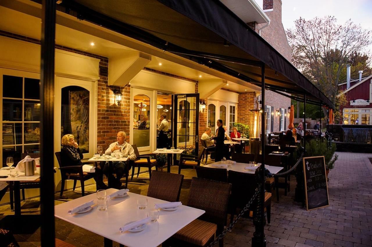 124 On Queen Hotel & Spa Niagara-on-the-Lake ภายนอก รูปภาพ The restaurant in 2011