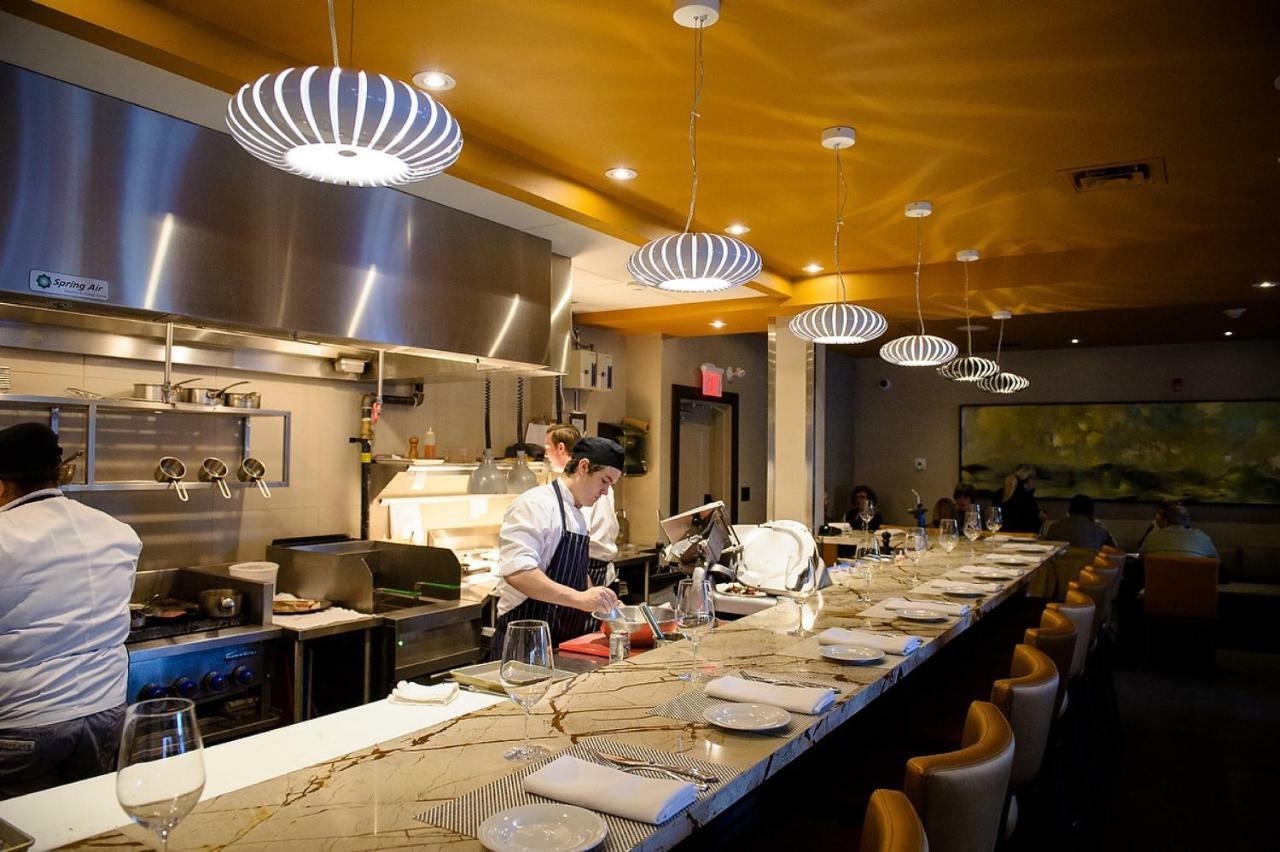 124 On Queen Hotel & Spa Niagara-on-the-Lake ภายนอก รูปภาพ The interior of the restaurant