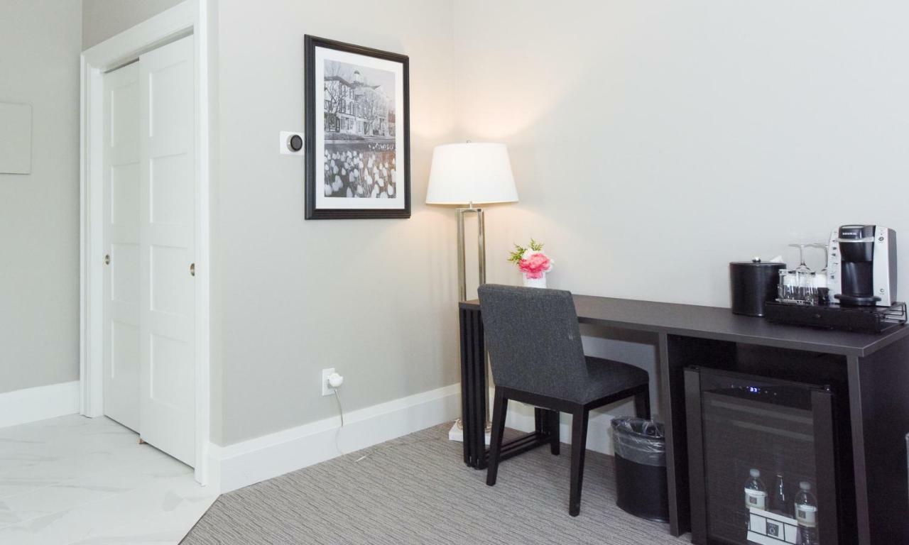 124 On Queen Hotel & Spa Niagara-on-the-Lake ภายนอก รูปภาพ A smart plug in a hotel room