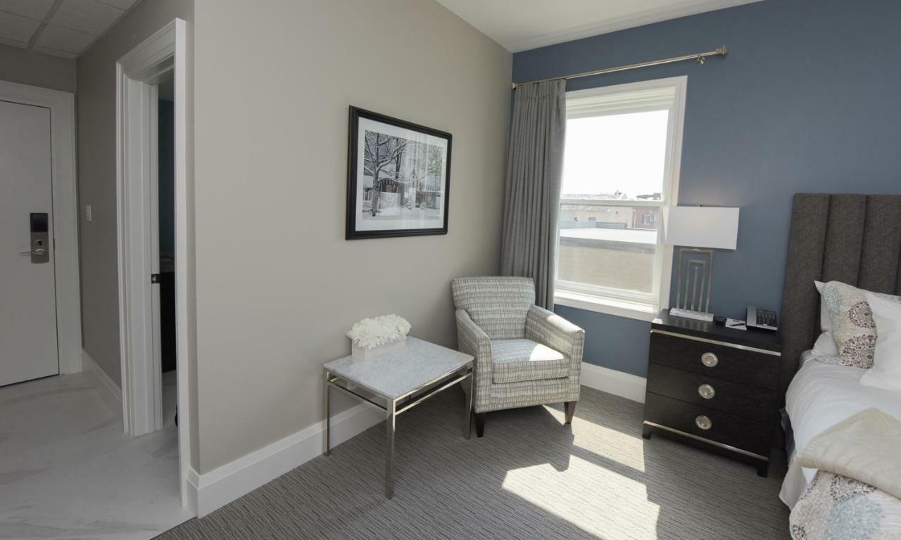 124 On Queen Hotel & Spa Niagara-on-the-Lake ภายนอก รูปภาพ A bedroom at the hotel