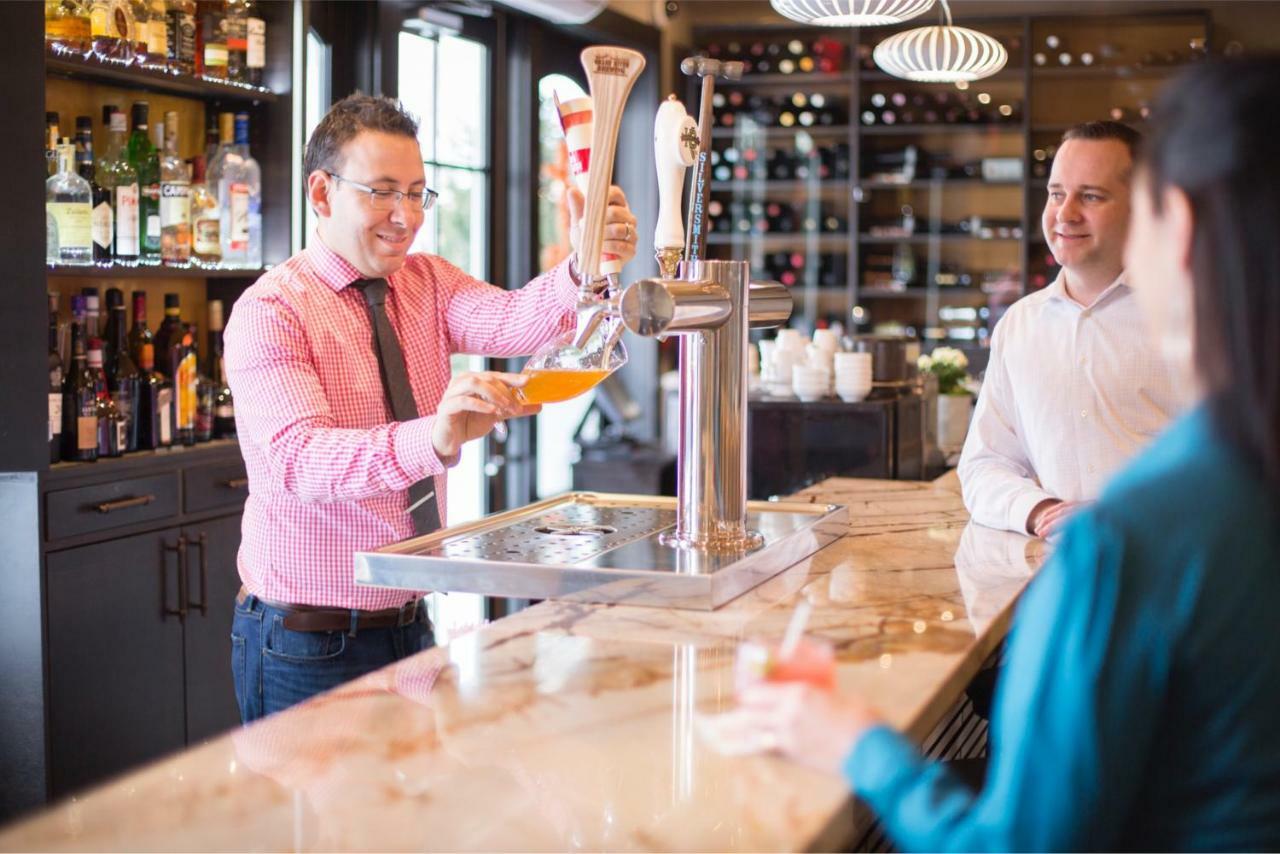 124 On Queen Hotel & Spa Niagara-on-the-Lake ภายนอก รูปภาพ A bartender serving beer