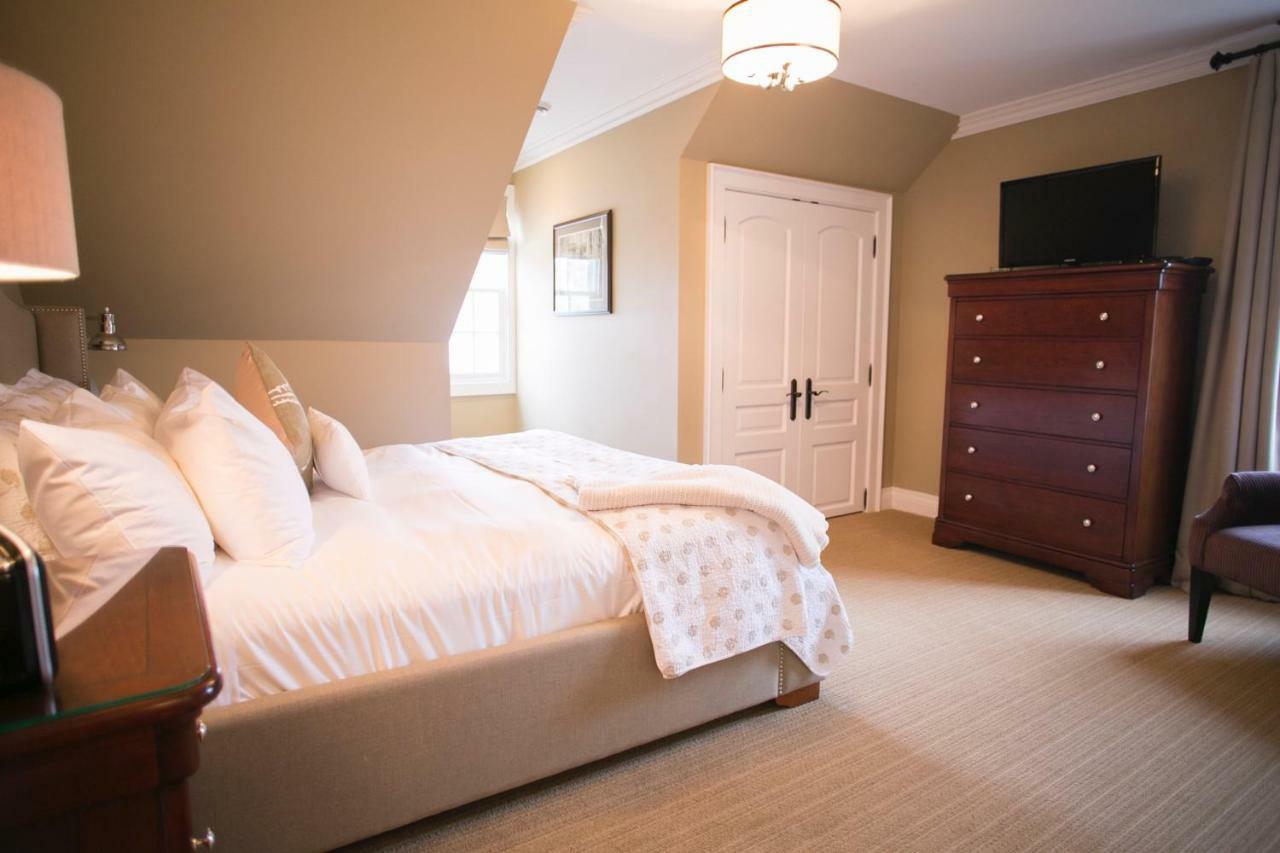 124 On Queen Hotel & Spa Niagara-on-the-Lake ภายนอก รูปภาพ A bedroom at the Inn at the Opera
