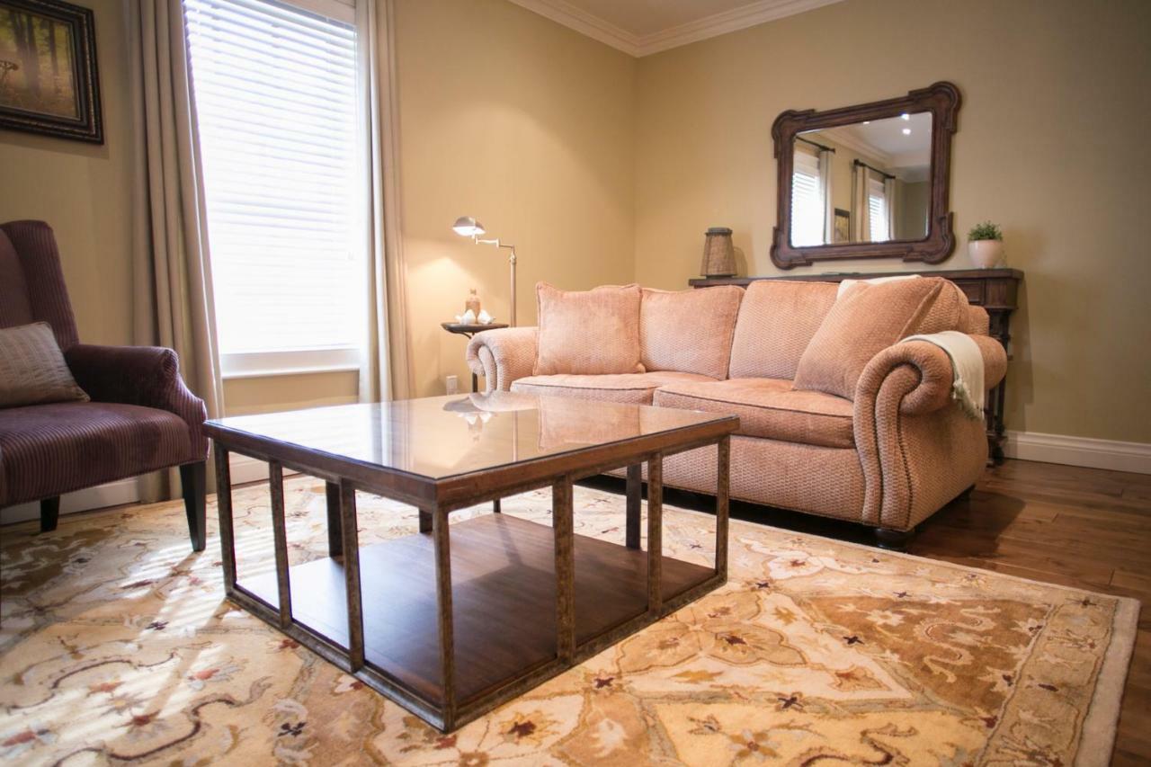 124 On Queen Hotel & Spa Niagara-on-the-Lake ภายนอก รูปภาพ A living room with a sofa