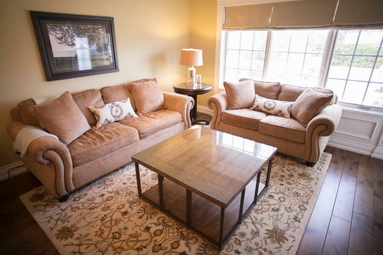 124 On Queen Hotel & Spa Niagara-on-the-Lake ภายนอก รูปภาพ A living room with a coffee table