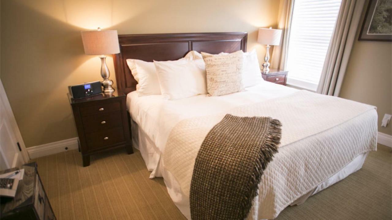 124 On Queen Hotel & Spa Niagara-on-the-Lake ภายนอก รูปภาพ A bed with a throw
