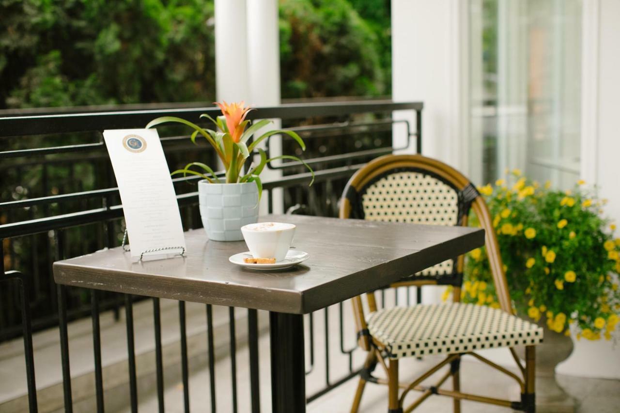 124 On Queen Hotel & Spa Niagara-on-the-Lake ภายนอก รูปภาพ A bistro table and chair