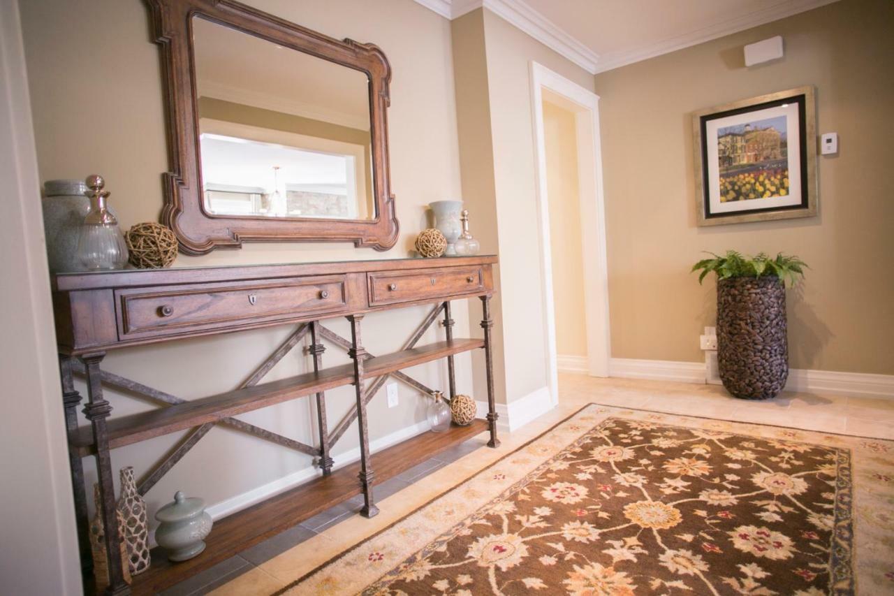 124 On Queen Hotel & Spa Niagara-on-the-Lake ภายนอก รูปภาพ A console table