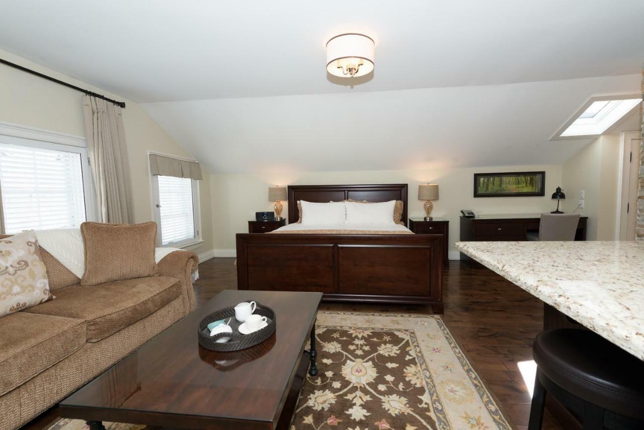 124 On Queen Hotel & Spa Niagara-on-the-Lake ภายนอก รูปภาพ A bedroom in a typical apartment