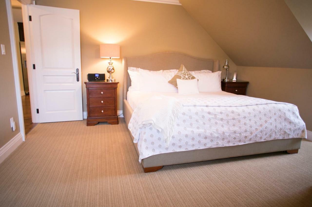 124 On Queen Hotel & Spa Niagara-on-the-Lake ภายนอก รูปภาพ A bedroom at the Inn at the Opera House