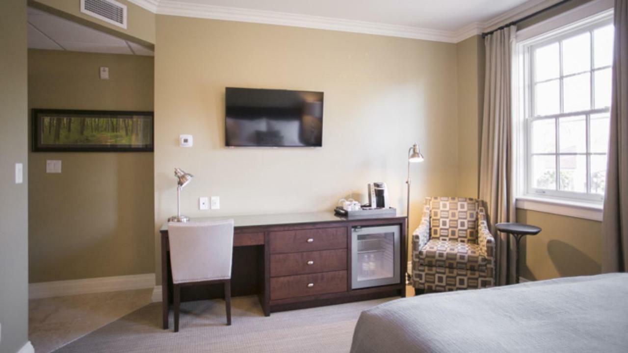 124 On Queen Hotel & Spa Niagara-on-the-Lake ภายนอก รูปภาพ A room at the Hotel Vermont