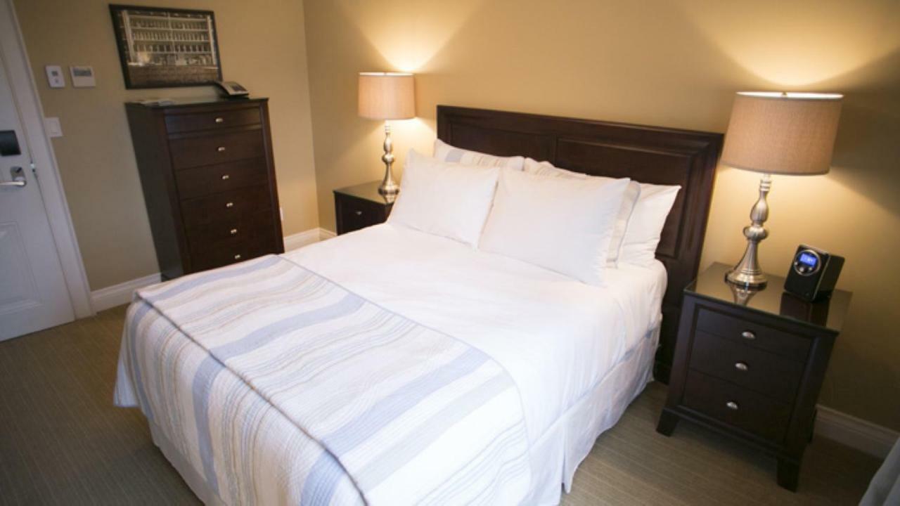 124 On Queen Hotel & Spa Niagara-on-the-Lake ภายนอก รูปภาพ A bed with a duvet