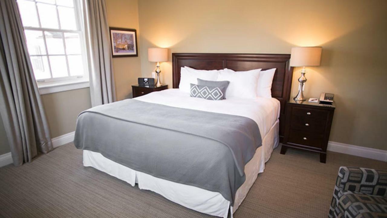 124 On Queen Hotel & Spa Niagara-on-the-Lake ภายนอก รูปภาพ A guest room at the Inn at St. John's