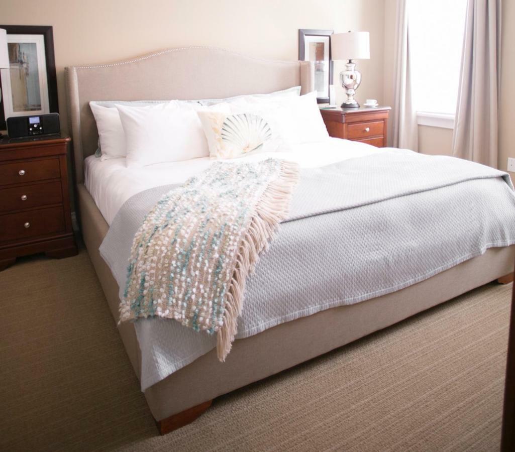124 On Queen Hotel & Spa Niagara-on-the-Lake ภายนอก รูปภาพ A bed with a throw