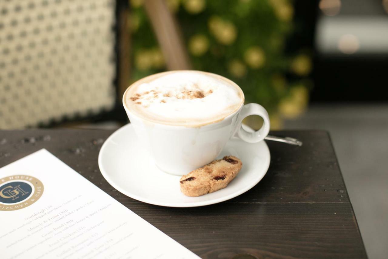 124 On Queen Hotel & Spa Niagara-on-the-Lake ภายนอก รูปภาพ A cappuccino