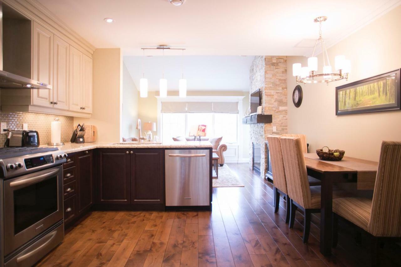 124 On Queen Hotel & Spa Niagara-on-the-Lake ภายนอก รูปภาพ A kitchen in a typical condominium