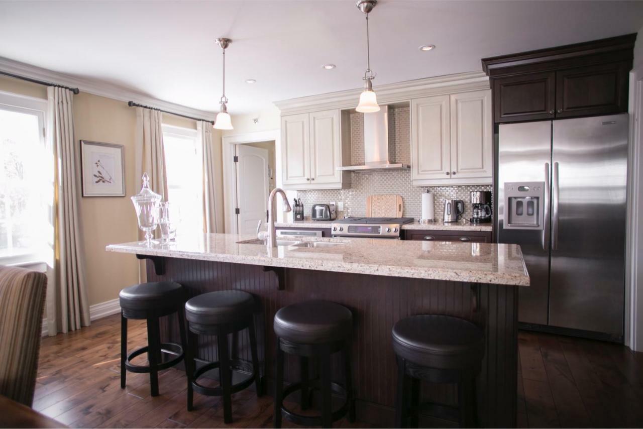 124 On Queen Hotel & Spa Niagara-on-the-Lake ภายนอก รูปภาพ A kitchen with a granite island