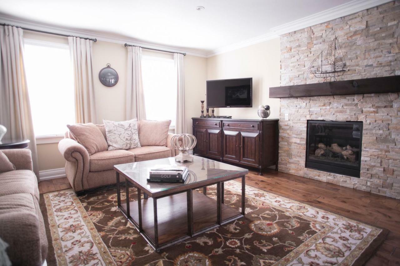 124 On Queen Hotel & Spa Niagara-on-the-Lake ภายนอก รูปภาพ A living room with a fireplace