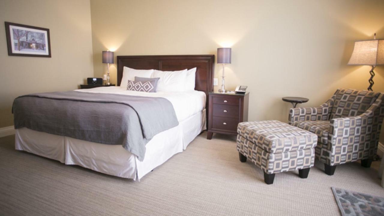 124 On Queen Hotel & Spa Niagara-on-the-Lake ภายนอก รูปภาพ A guest room at the Inn at Laurel Point