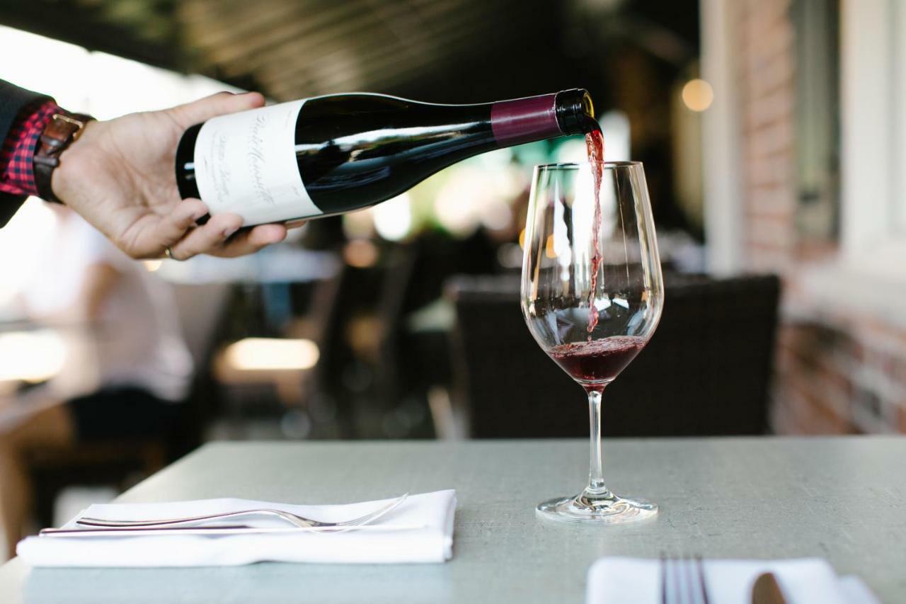 124 On Queen Hotel & Spa Niagara-on-the-Lake ภายนอก รูปภาพ Wine being poured